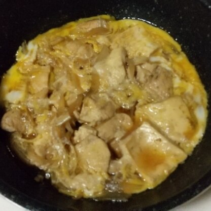 お夕飯に簡単に作らせて頂きました♥️ご飯にのせて丼にしました♫(*´∇｀)親子丼の豆腐追加バージョンですね♥️味も良く沁みて美味しいです♪( ﾟДﾟ)ｳﾏｰ